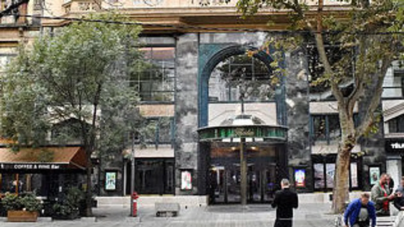 Most érkezett: lezárták a Thália színházat a koronavírus miatt