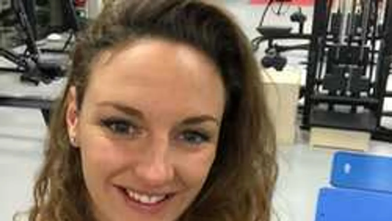 Szexi vérvörösre váltott Katinka, sistereg az internet