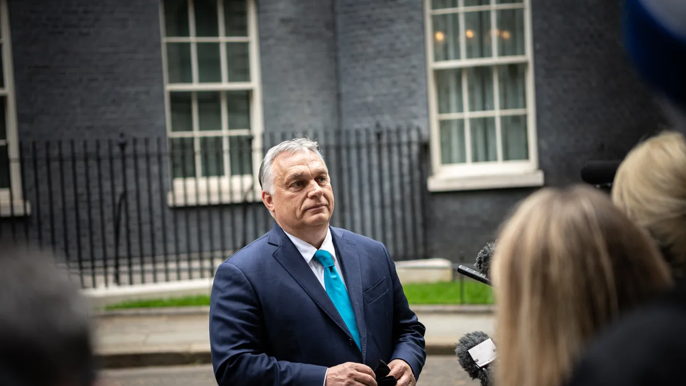 „Milyen nyelven beszéljek?” – kérdezte angolul Orbán Viktor