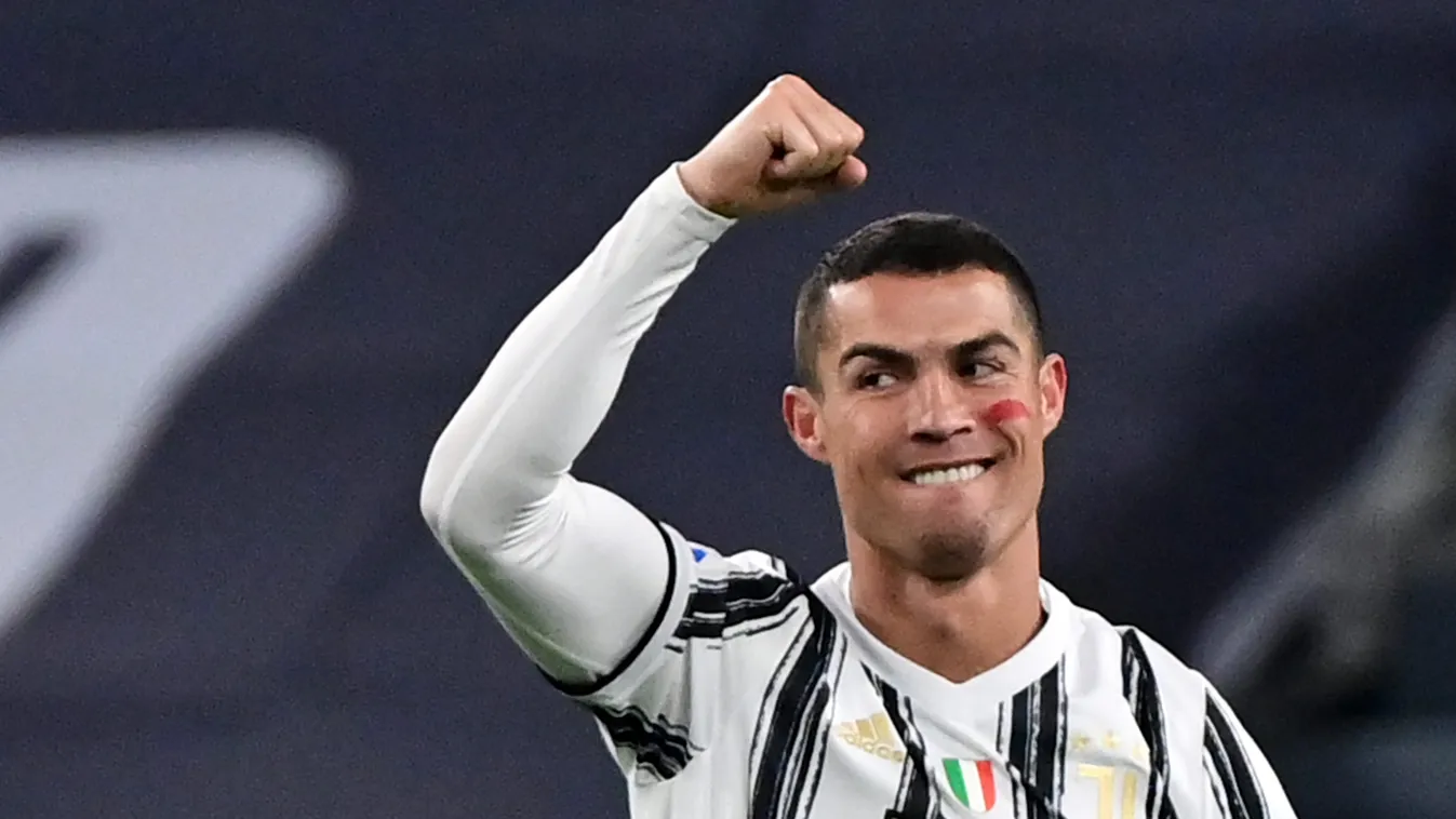 Cristiano Ronaldo már megint a kedvencét csókolgatja