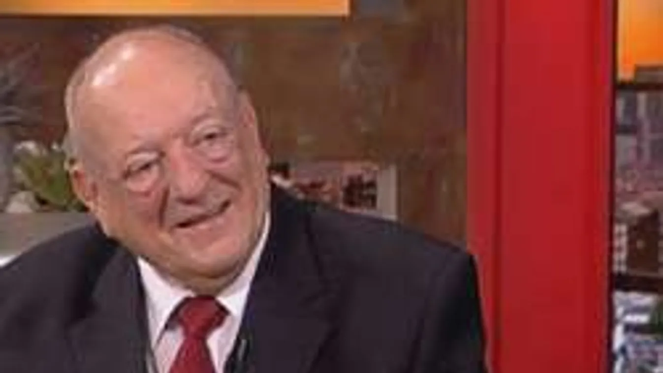 Kutyákat hamvasztat feleségével Klapka György