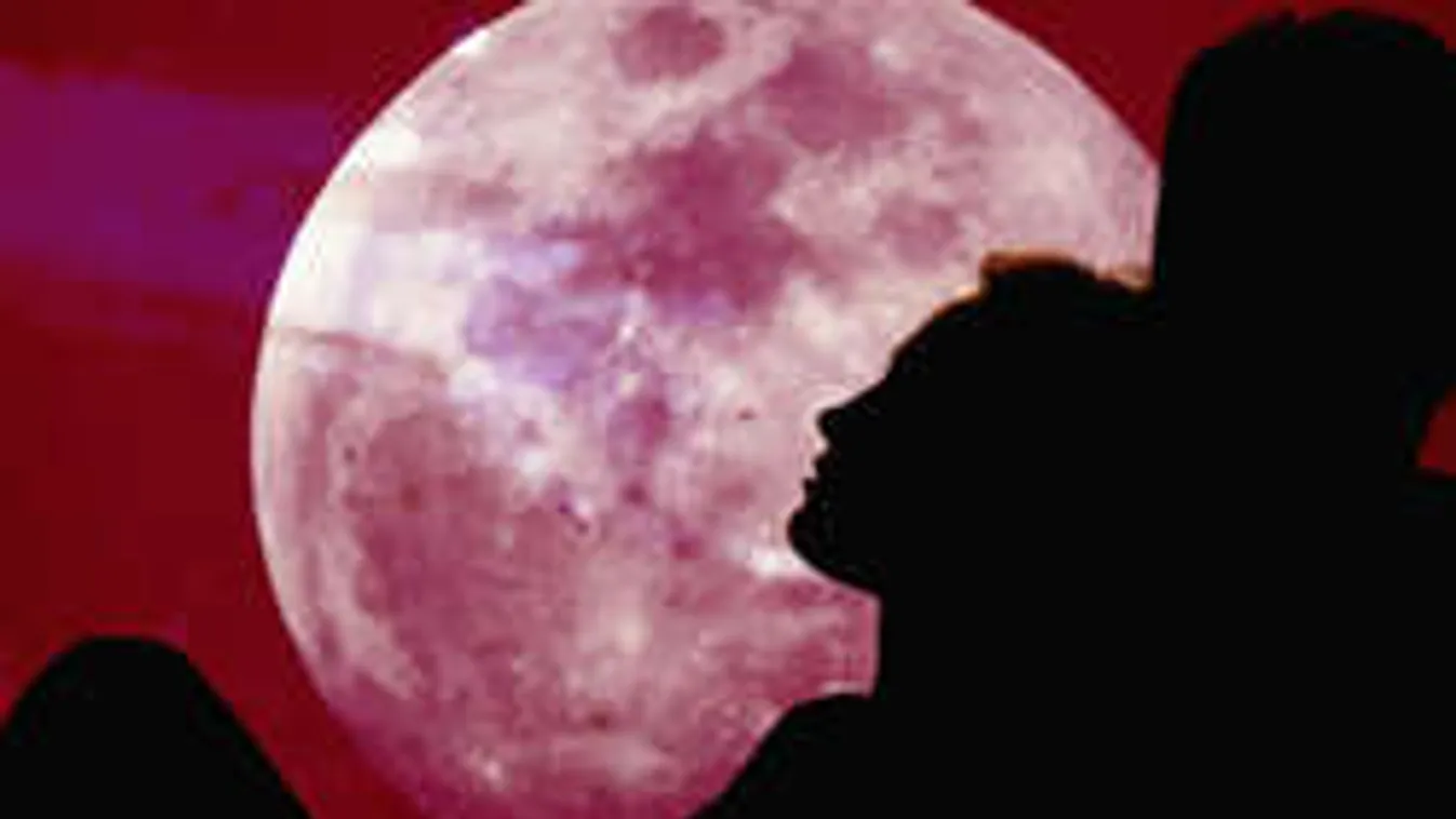 Felnőttfilmforgatásra készülnek az űrben!