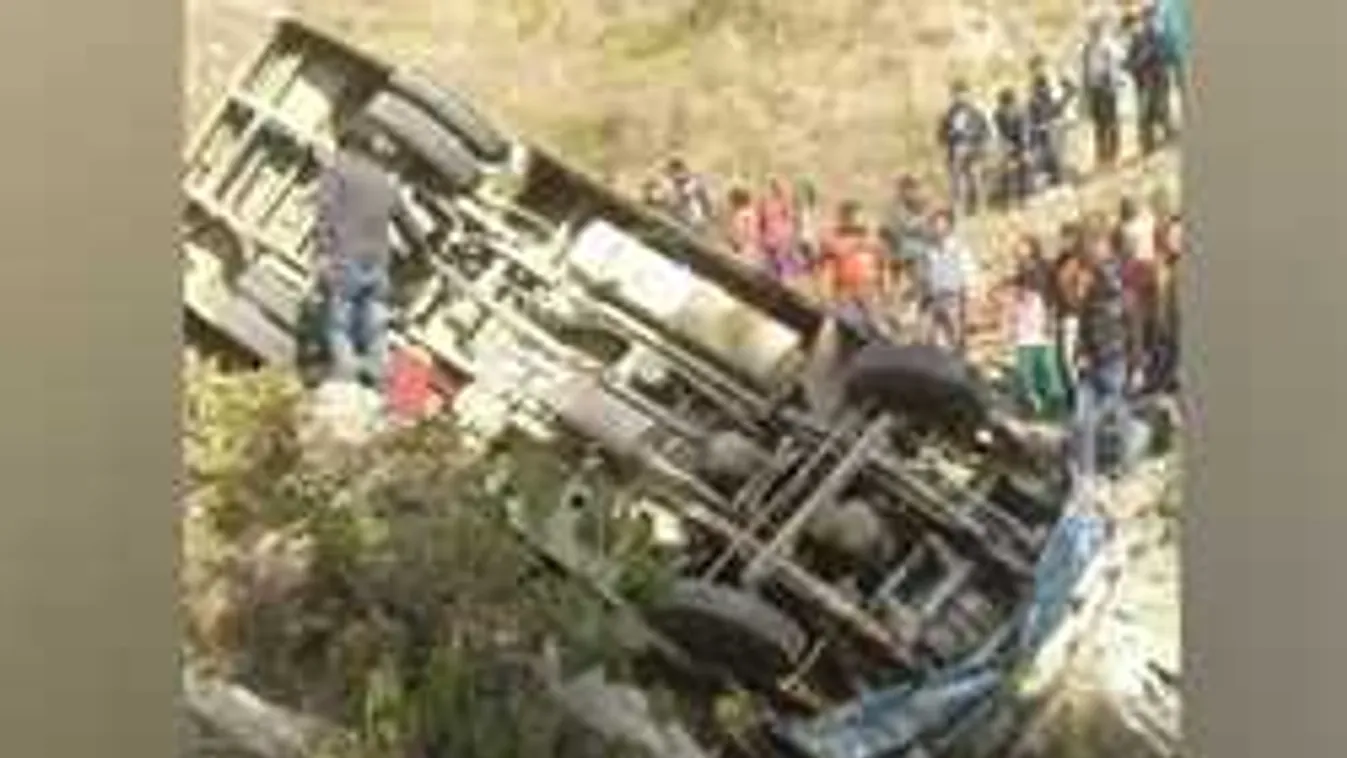 Szörnyű baleset történt: Szakadékba zuhant egy iskolabusz, 23 halott