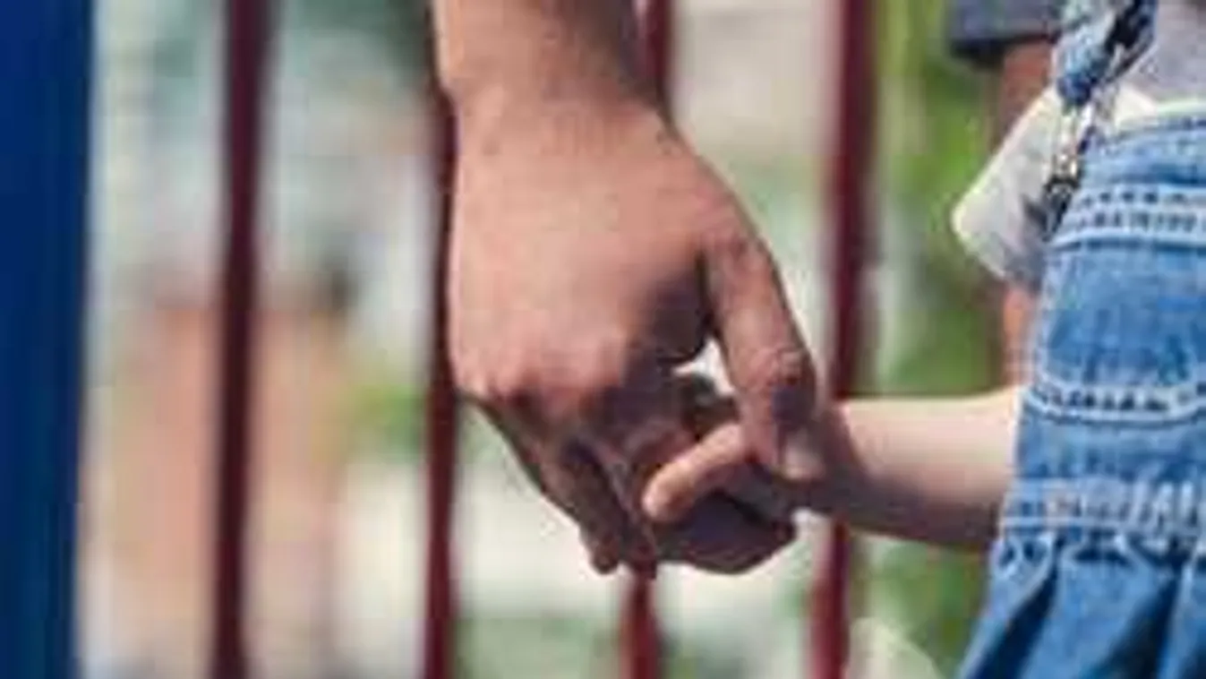 Borzalmas, mit művelt egy gyerekkel a magyar édesanya, feljelentették