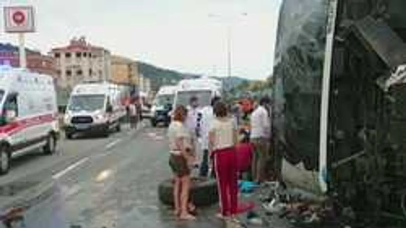 Gyerekeket szállító busz borult fel, rengeteg a sérült