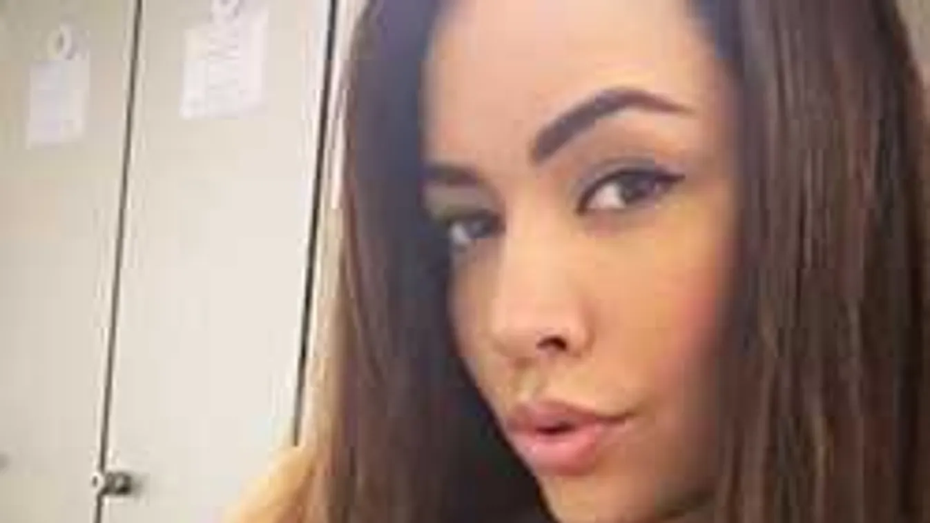 Felfedte érzéki domborulatait, hatalmasat villantott a kebelcsoda