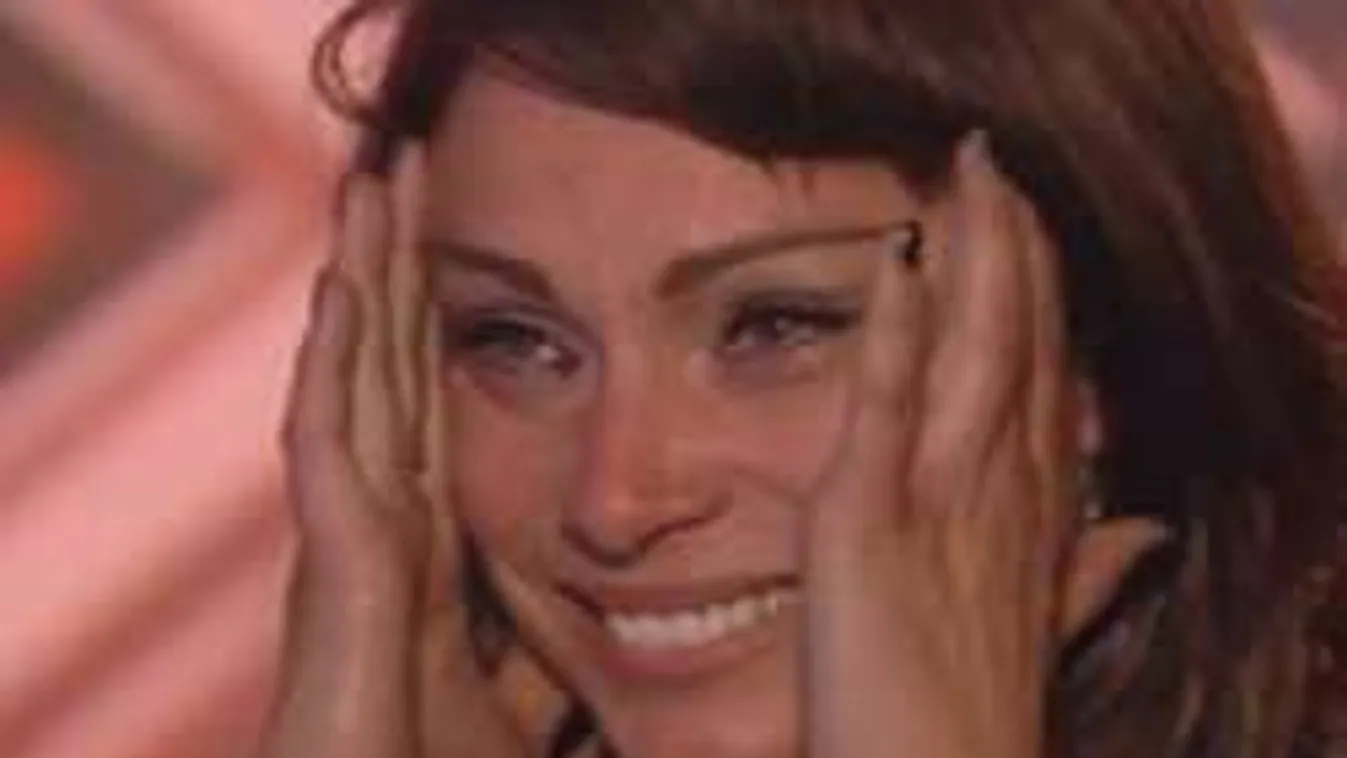 Összeomlott a színpadon a kisfiát gyászoló énekesnő!