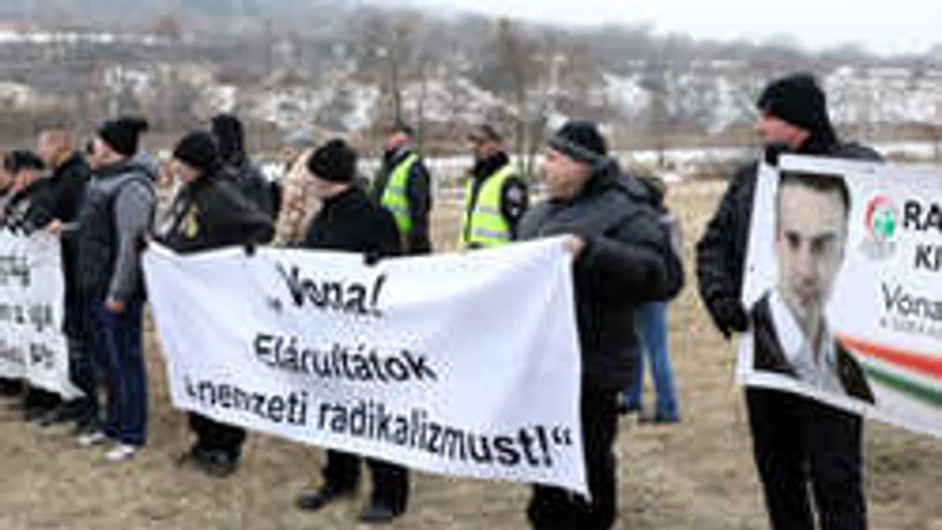 Vona Gábor elbújt az ellene tüntető gárdisták elől, de a mellényhez minden áron ragaszkodik