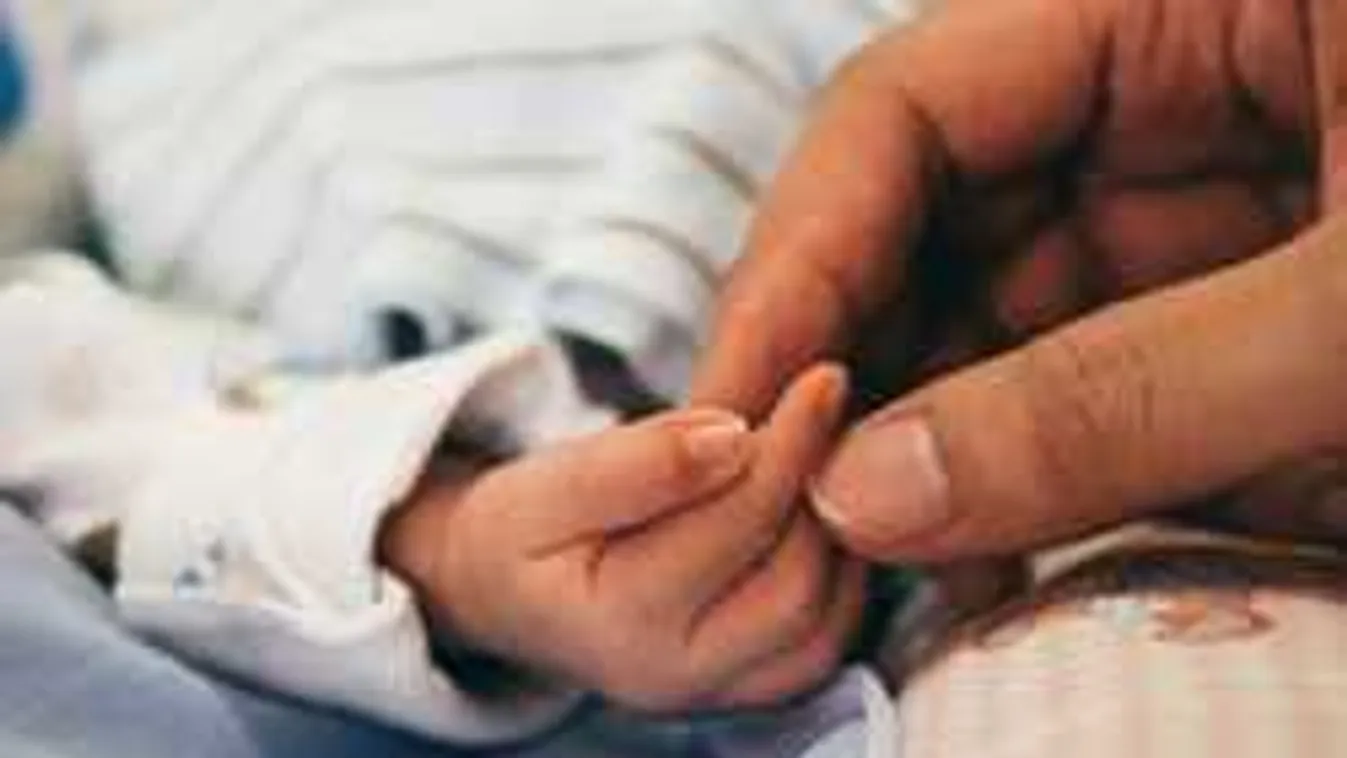 Sokkot kapott a család, más babáját adták az anyának szülés után