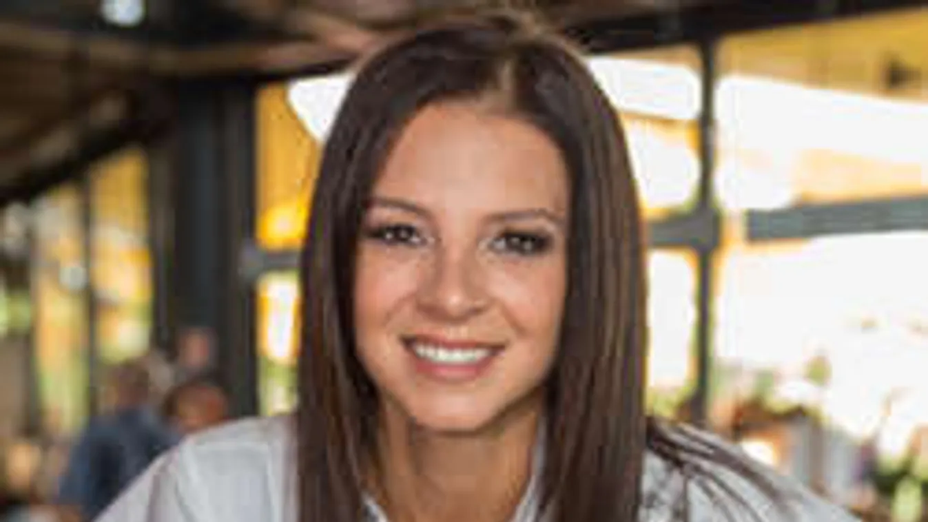 Hoppá: Alig takarja valami Sarka Kata hatalmas melleit!