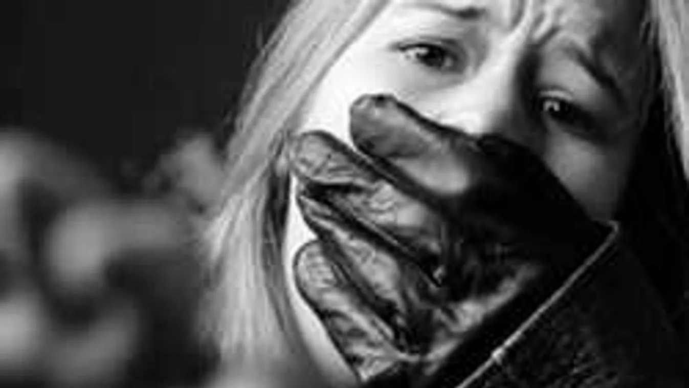 Megrázó videó! Így rabolják el a fiatal lányokat fényes nappal