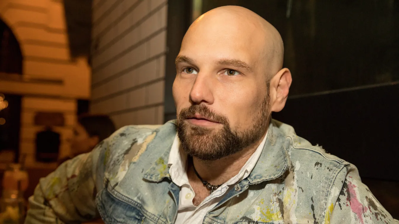 Ezt nézd! Durván kipattintotta magát a magyar sztárénekes