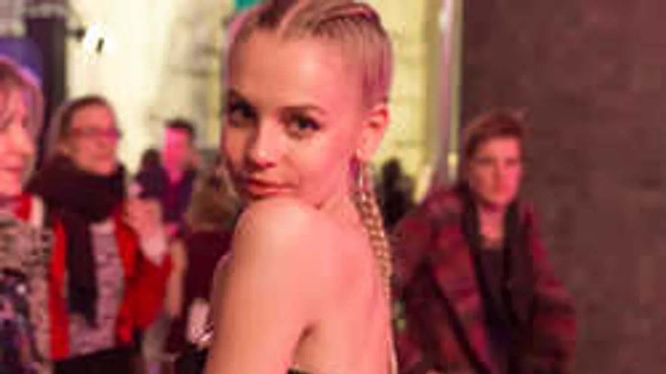 Feszes combok, kerek popsi: falatnyi fehérneműben csábít Iszak Eszti