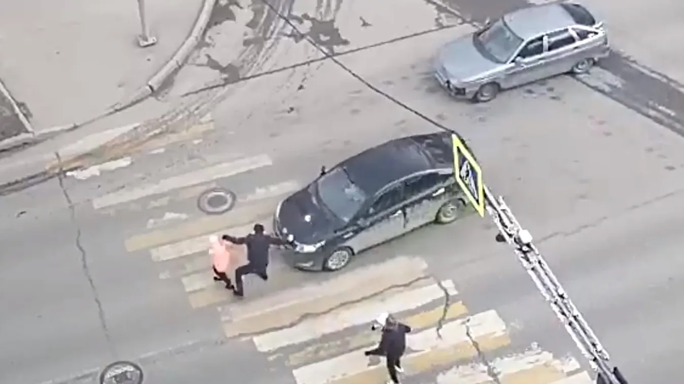 Az édesapa saját testével védte kislányát, a zebrán gázolták el a családot – Videó