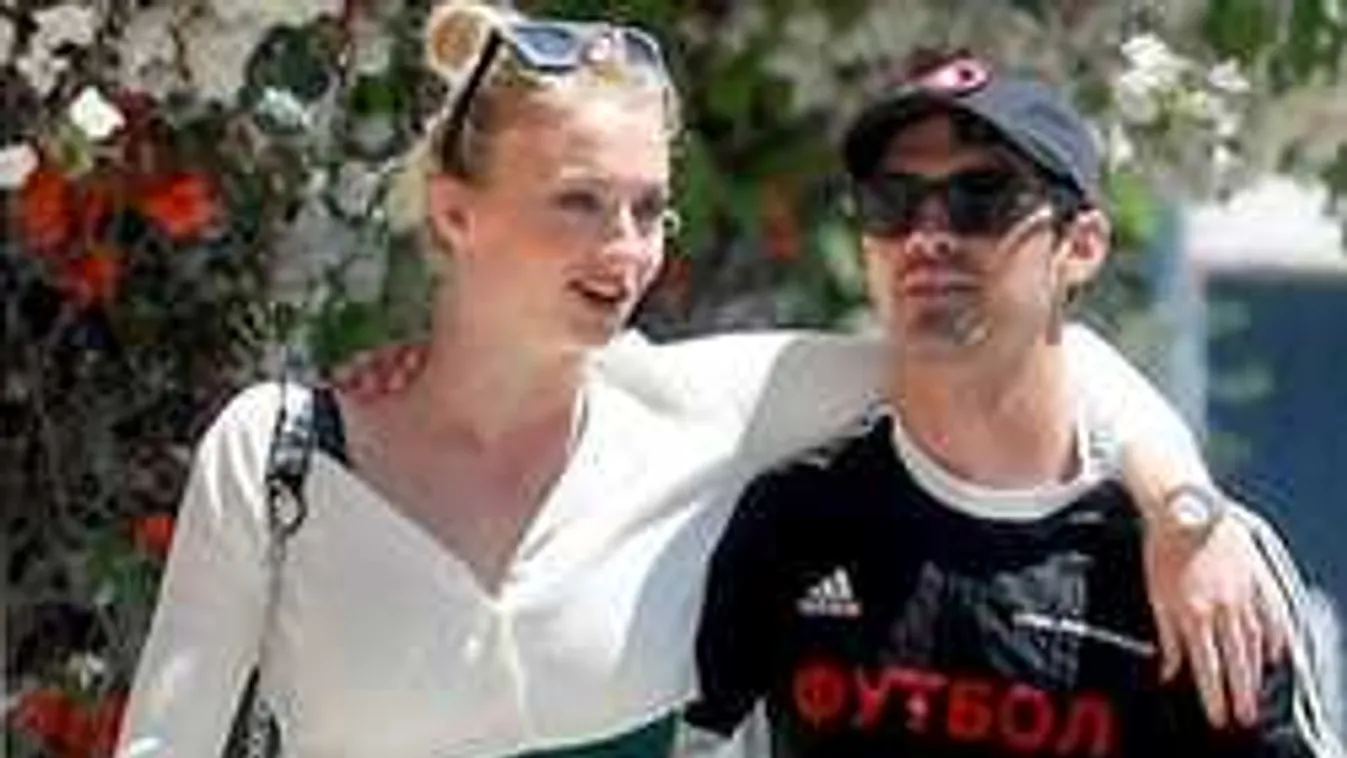 Teljes titokban házasodott meg a fiatal sztárpár, kiszivárgott a videó