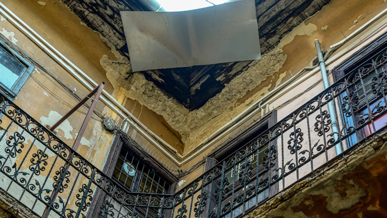 „A falból árad a penészszag” – Katasztrofális a helyzet az Üllői úti társasházban