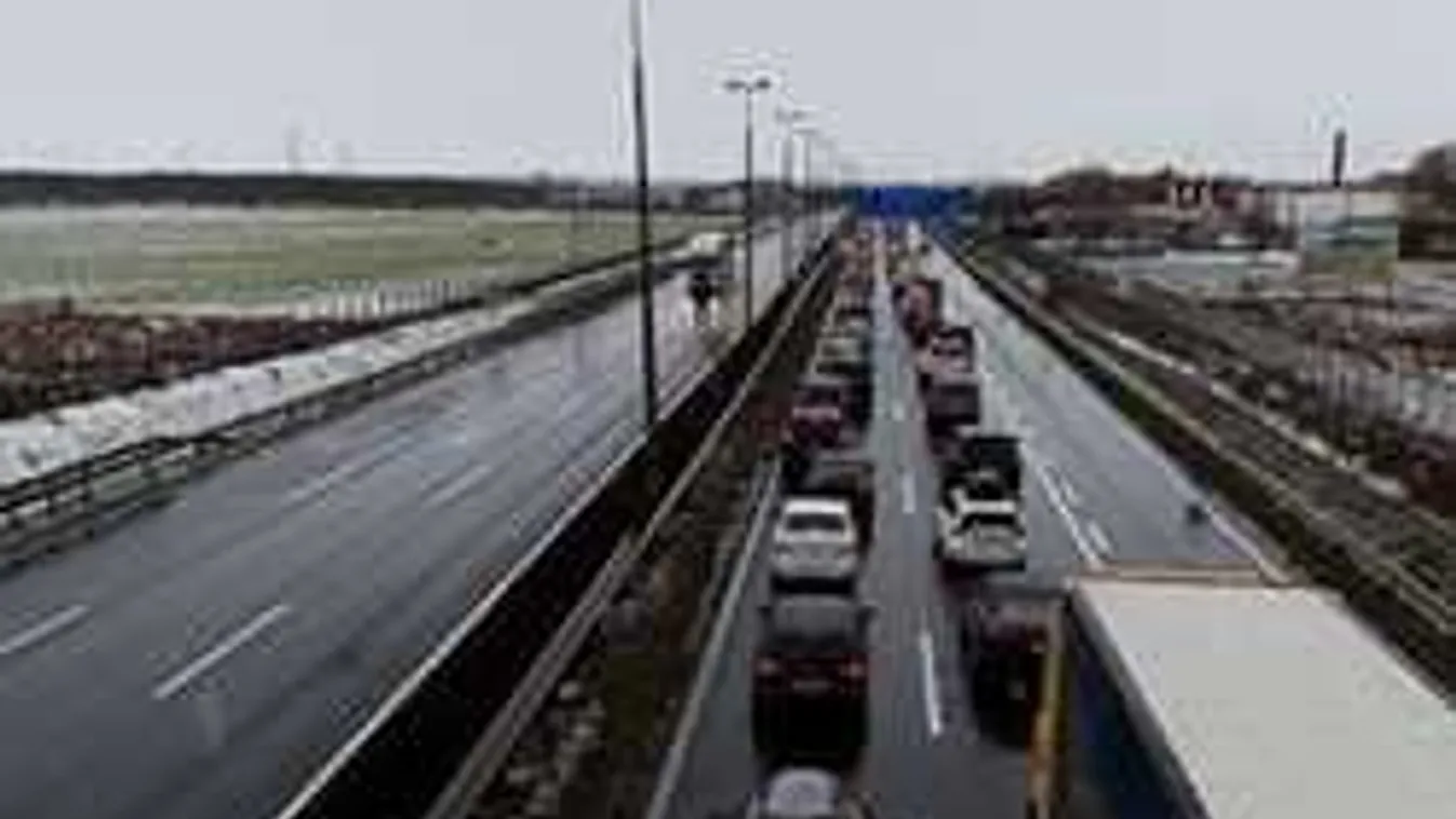 Már 14 kilométeres a torlódás Hegyeshalomnál