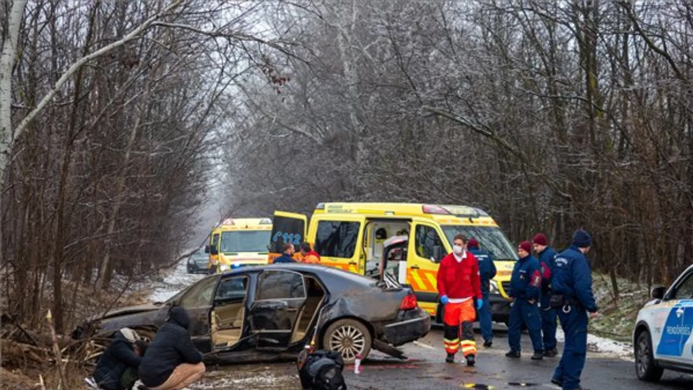 Durva baleset Kiskunmajsánál: öten megsérültek, van, aki menekül még