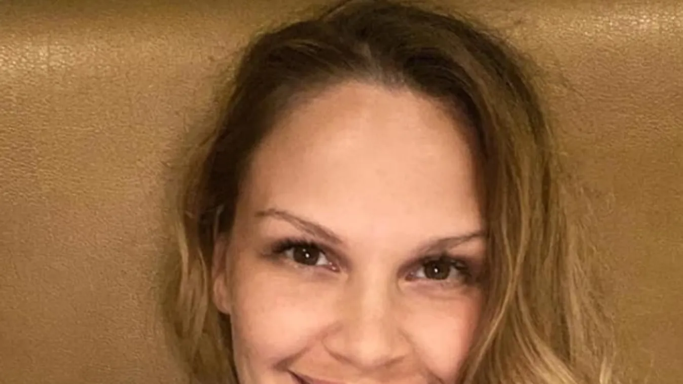 Kisebbik fiával szelfizett Dundika