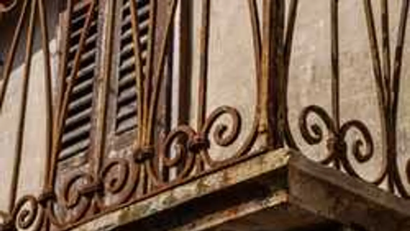 Borzalmas látvány fogadta a nyomozókat: halott nő feküdt az erkélyen