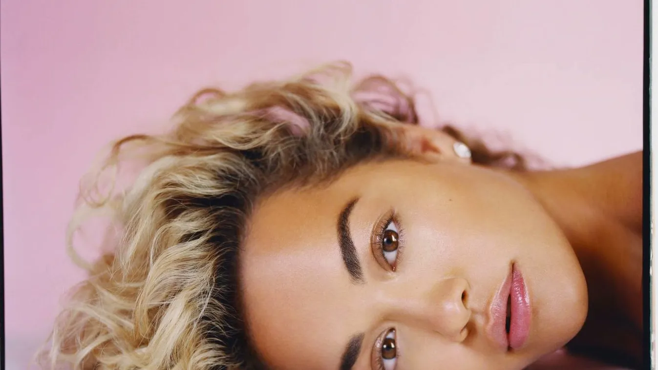 Nem semmi, piros bikiniben villantott bombaformát a 28 éves énekesnő