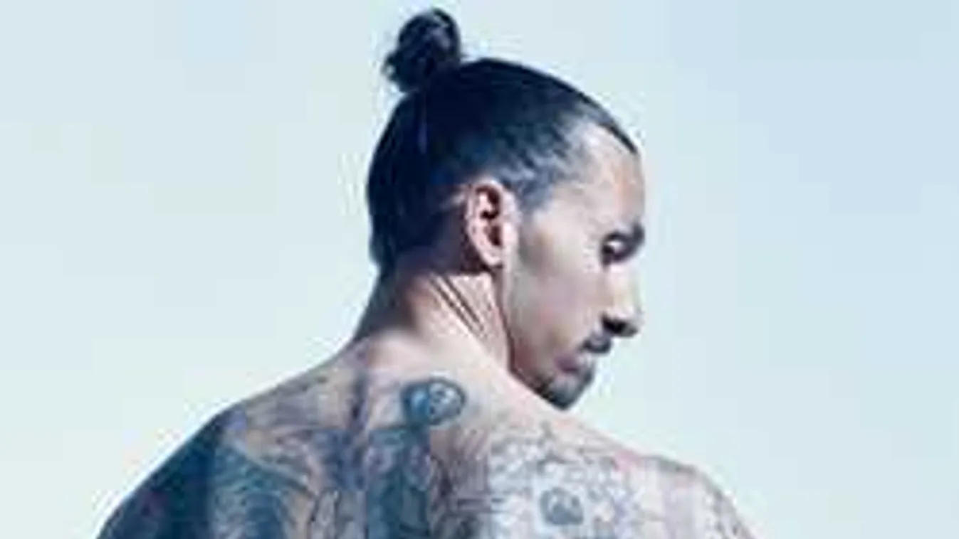 Elképesztő, magyar fotós előtt vetkőzött meztelenre a világsztár