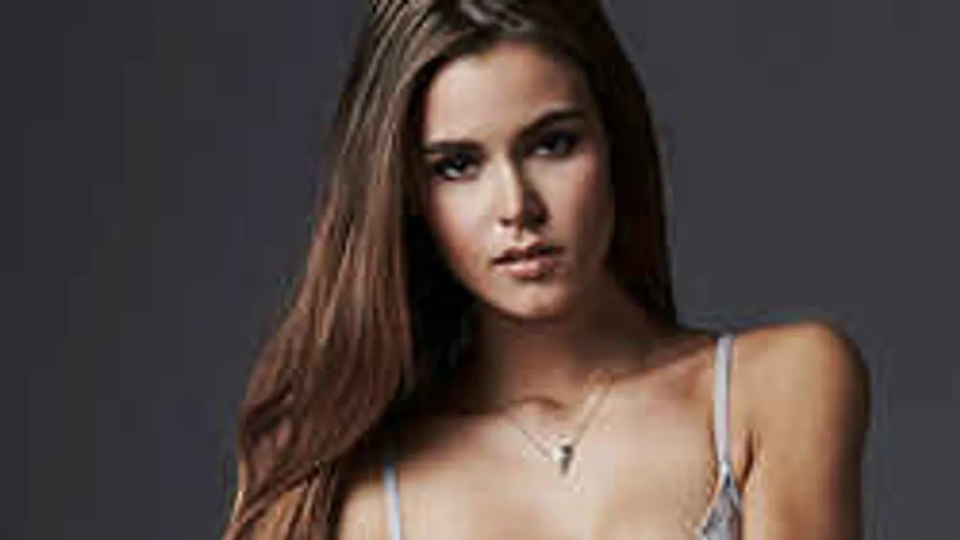 Az egyik legnépszerűbb nyaralóhelyen pucérkodott a fiatal lány!