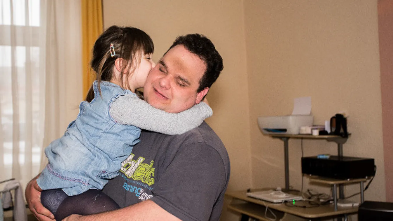 Ezt nehéz könnyek nélkül megállni: egy páratlan apuka meséli el történetüket – videó