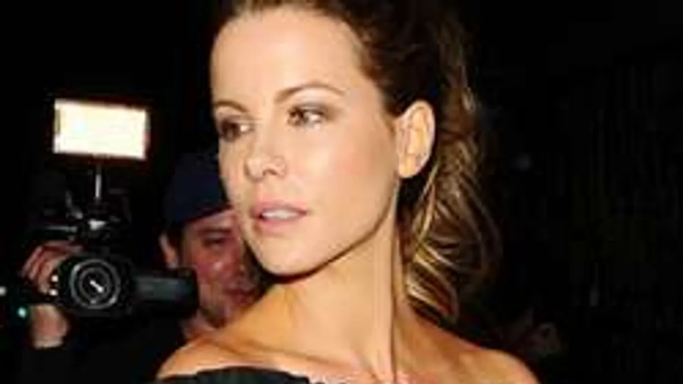 Erotikus képpel emlékezett meg apjáról a dögös színésznő