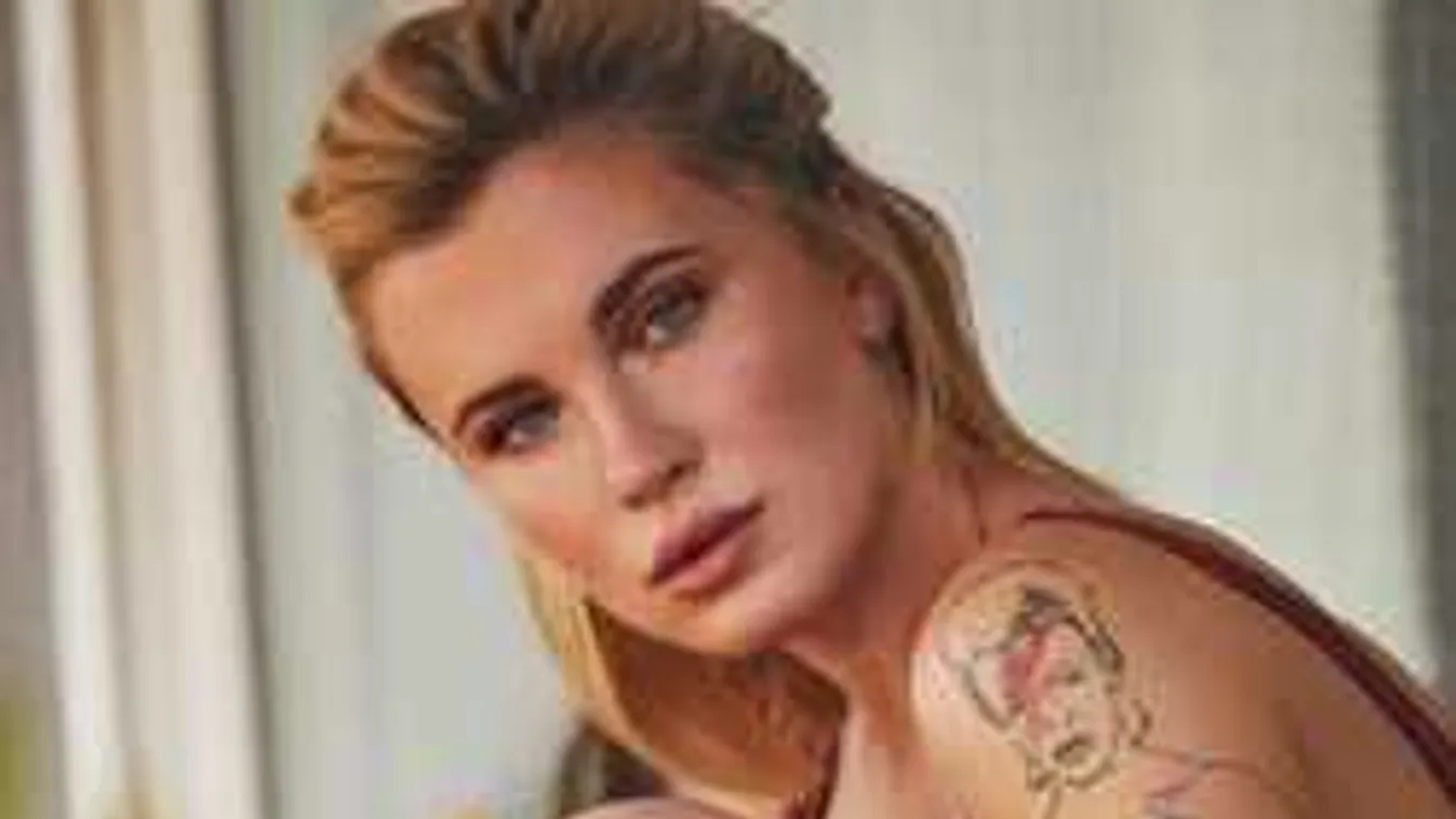 Se bugyi, se más: anyaszült meztelenül strandolt a dögös modell