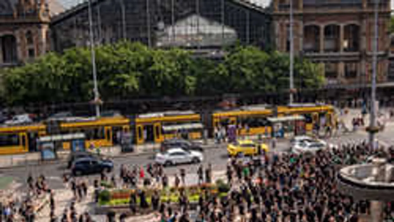 Óriási tömeg a Nyugati pályaudvaron, lángolva indult el a vonat