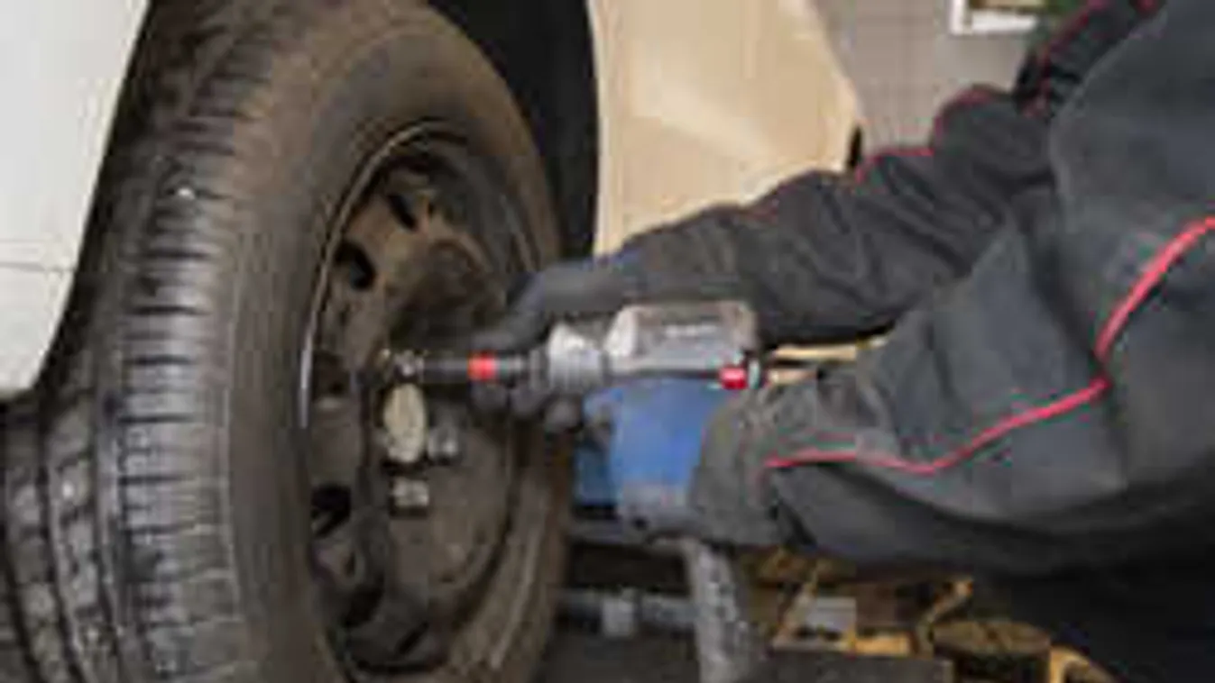 Megrohanták a gumiszerelőket az autósok