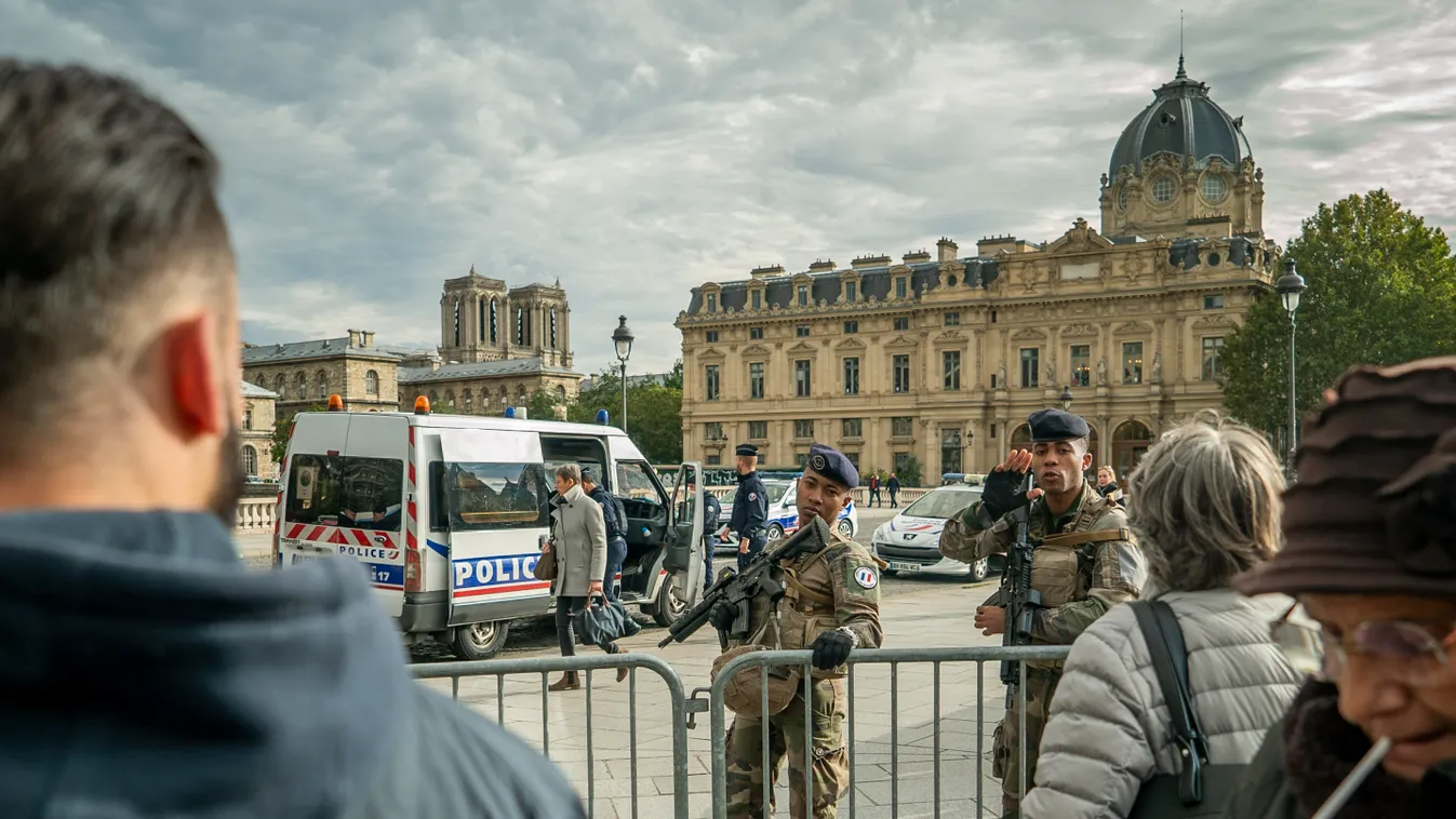 Knife attack in Paris