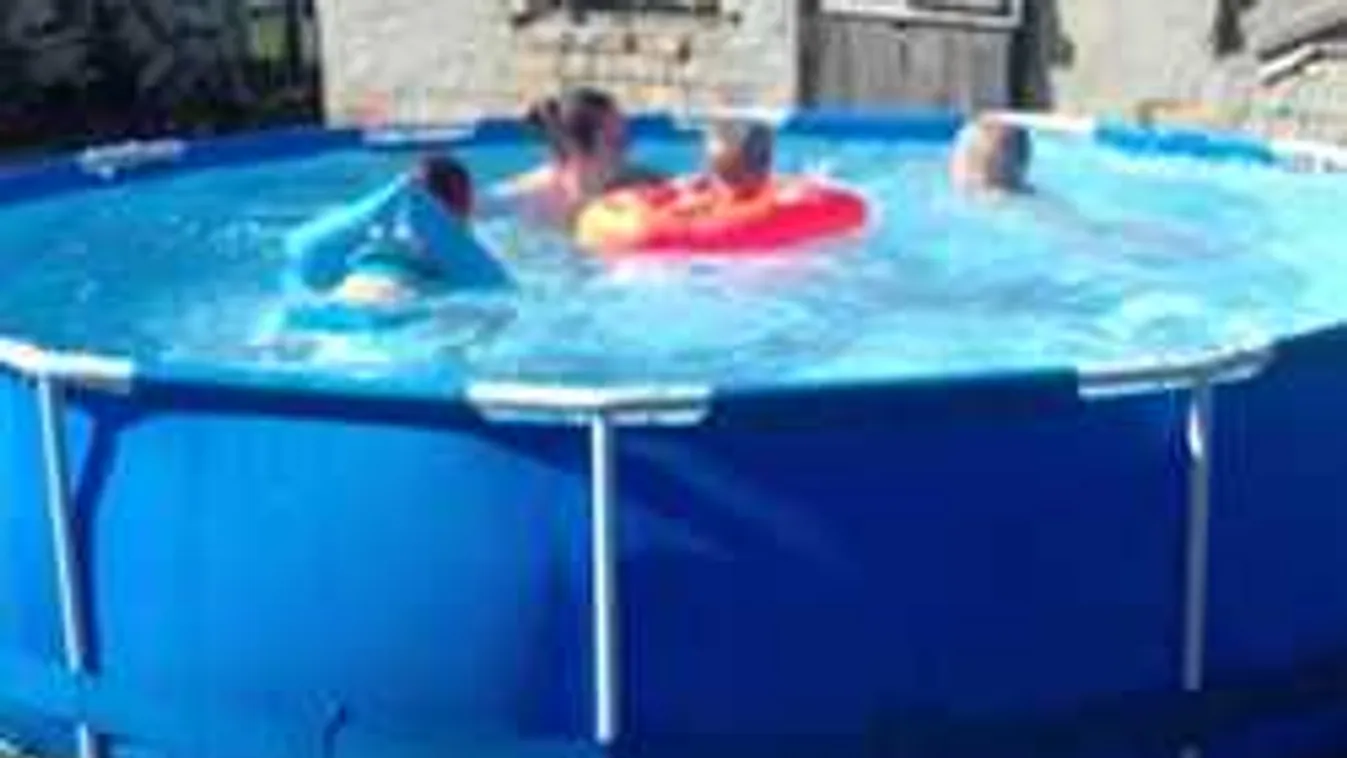 Medencébe esett a kisbaba, bútort hoztak, hogy megmentsék, de hiába