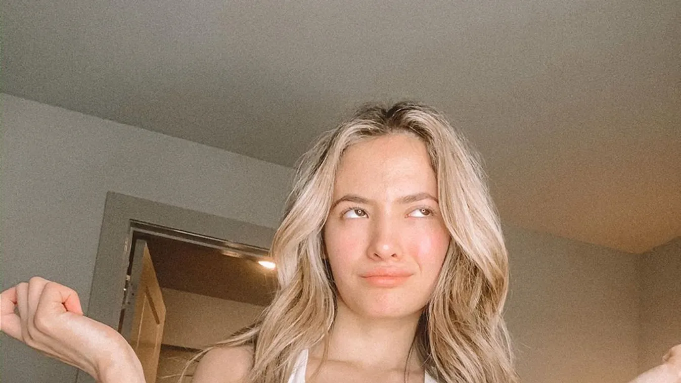 Fantasztikus keblek, a kanapén pucérkodik a szőke szurkolólány