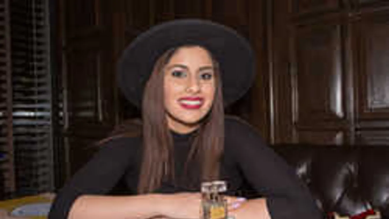 Micsoda fotó: sármos világsztárral töltötte az estét a magyar énekesnő