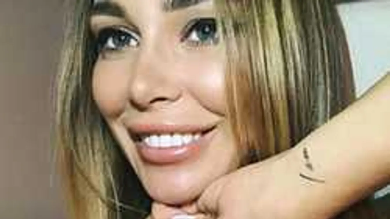 Álló mellbimbóval izgatta a nyaralókat a dögös modell