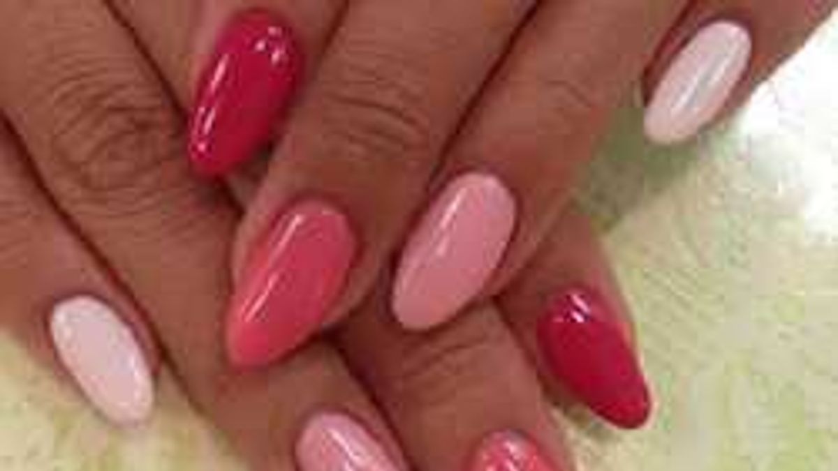 Розовые ногти разные цвета