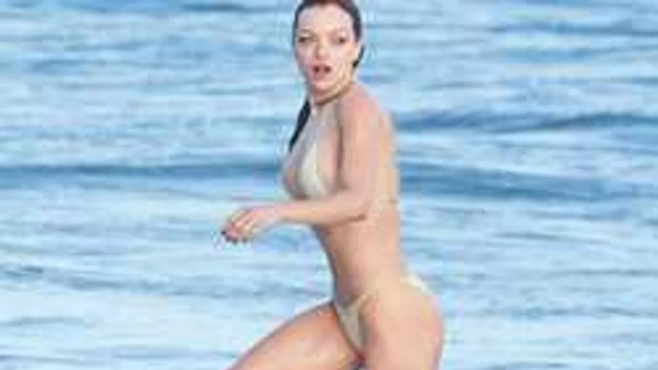 Formás, pucér melleket villantott Clint Eastwood lánya