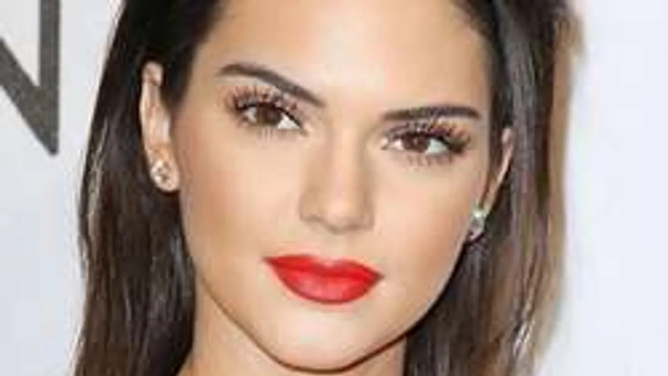 Szinte pucéran ünnepelte nagykorúságát a tinisztár