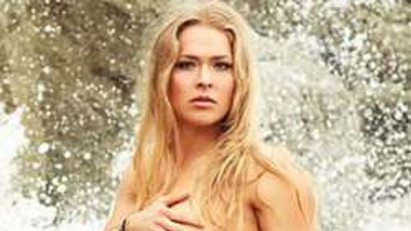 Fürdőruhát festettek a szexi harcos meztelen testére - Fotó