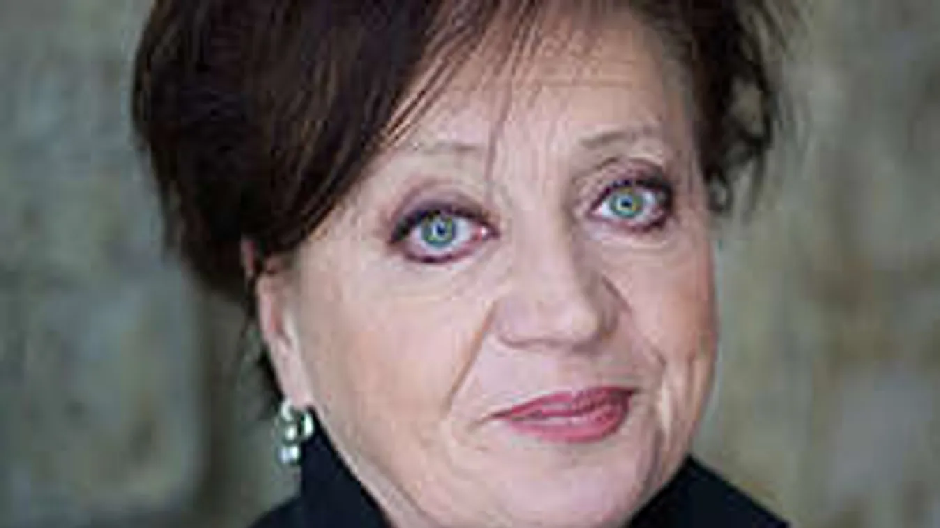 Tényleg nagy a baj: Sorra mondja le előadásait Csákányi Eszter!