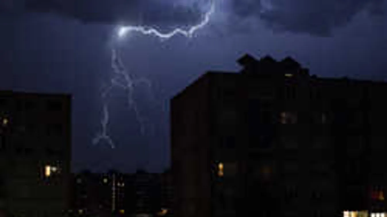 Elsőfokú riasztás: Újabb óriási felhőszakadás tart hazánk felé