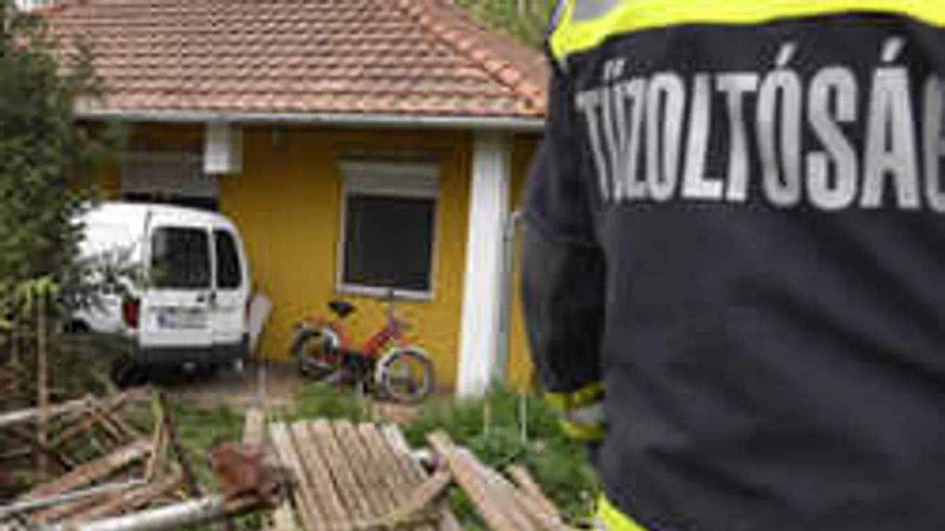 Buszmegállóba csapódott egy kisteherautó Fejér megyében