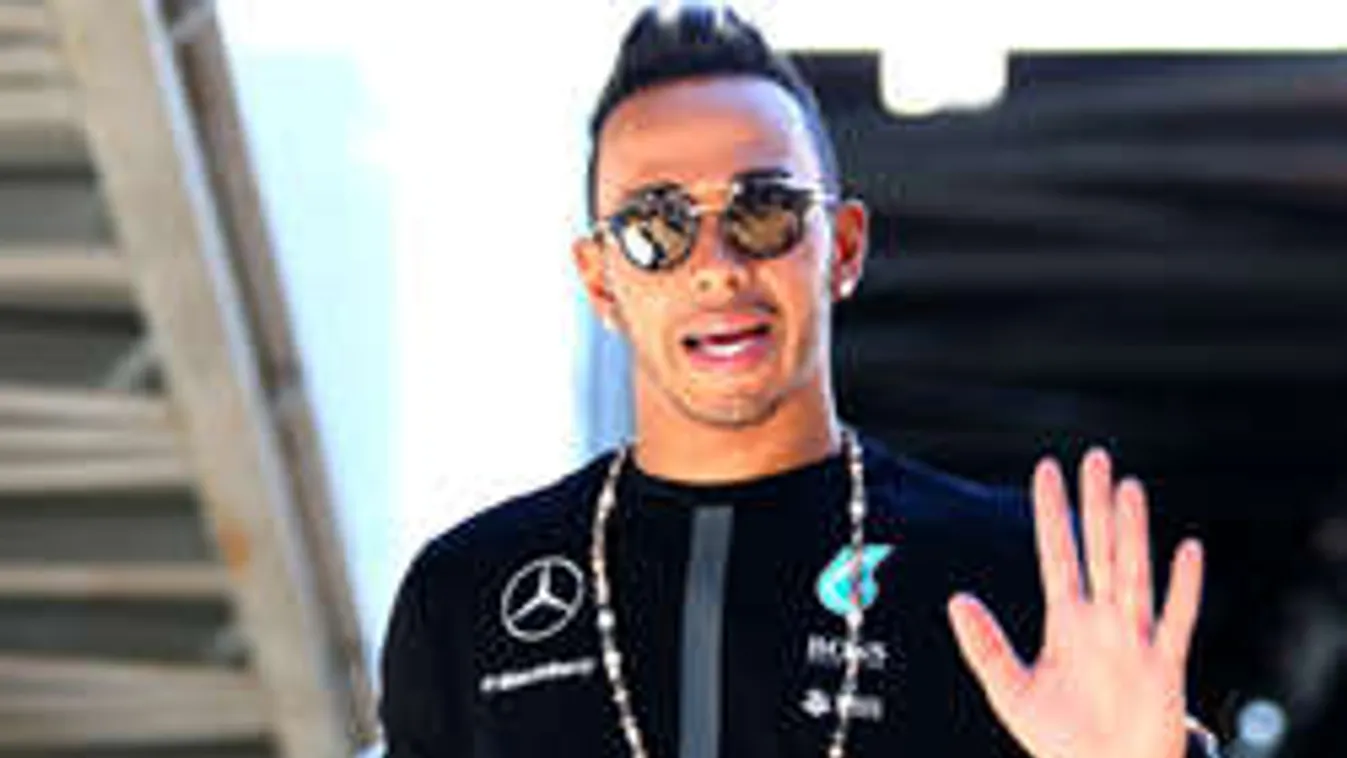 Lerobbant Hamilton autócsodája a sivatagban