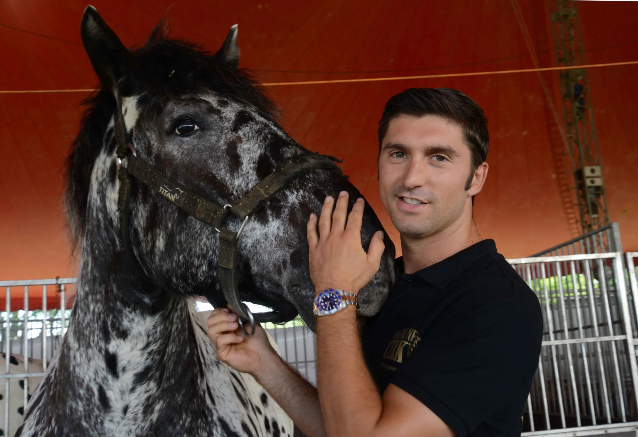 A karaiban tartja gyermekét Richter József