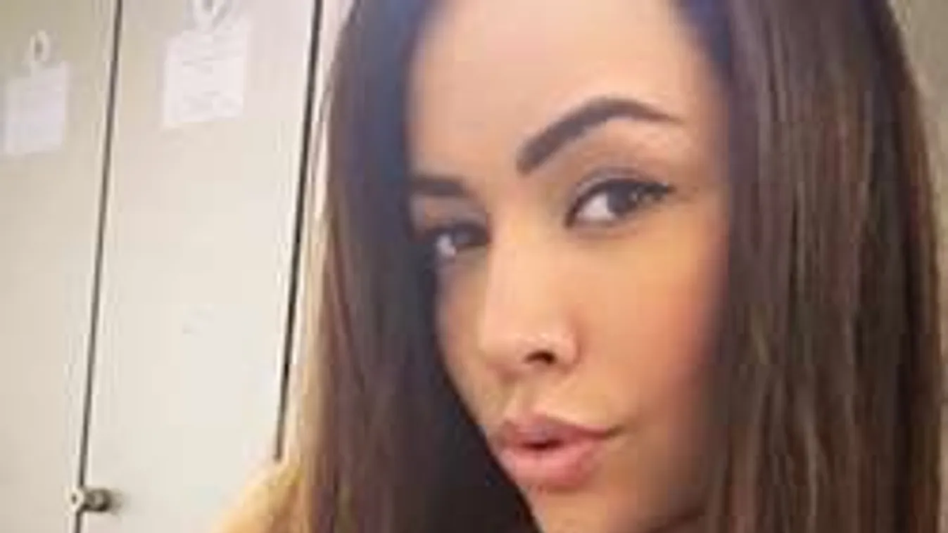 Pucsítva provokál pucér popsijával a playmate