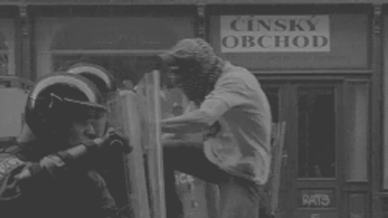 Örült világ: Megvadult tinik támadtak rendőrökre - Videó