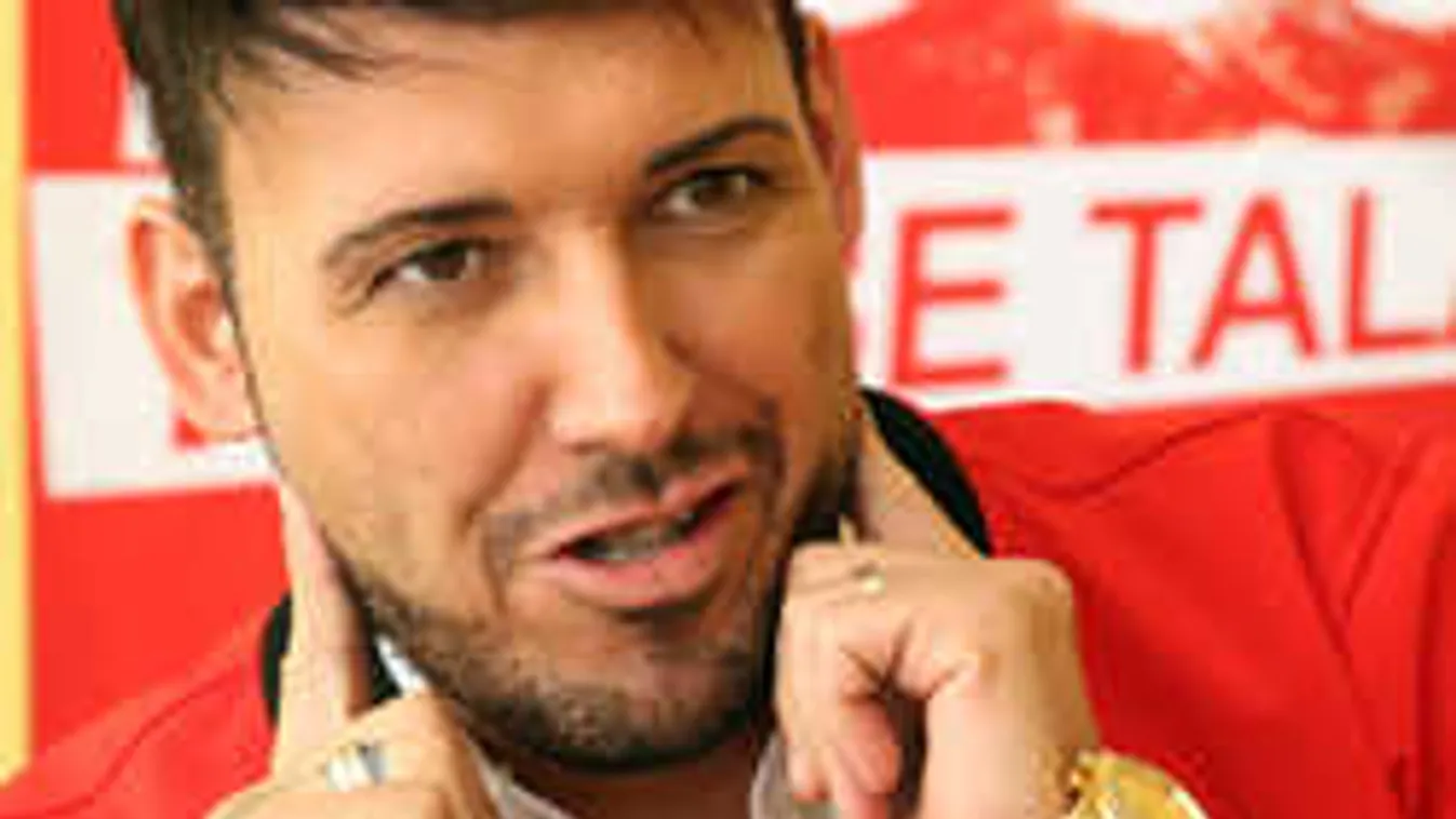 Orvosi beavatkozás miatt újra tanult beszélni a magyar énekes!