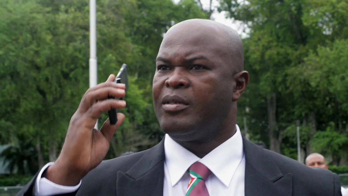 Ronnie Brunswijk napjainkban - ha éppen nem focimezben rúgja a labdát